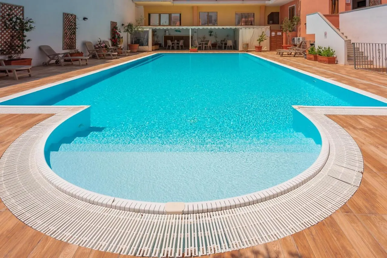 Relaxing Cristal Blu Studio Sleeps 3 Santa Teresa di Gallura Italia